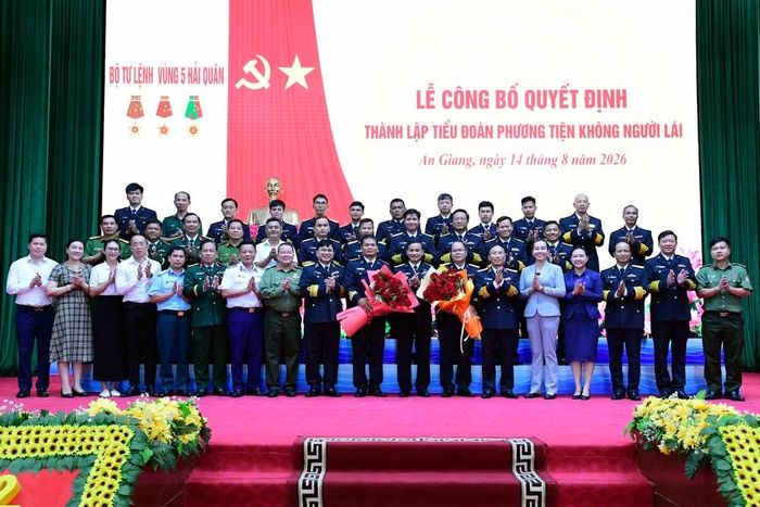 Các đại biểu tham dự buổi lễ chụp ảnh kỷ niệm. (Ảnh: VĂN ĐỊNH)