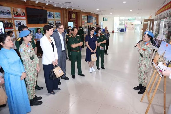 Giới thiệu Triển lãm ảnh "Từ ứng phó đến phục hồi: An ninh con người, sẵn sàng bảo đảm và hỗ trợ y tế trong bối cảnh khủng hoảng và nhiệm vụ quốc tế". (Ảnh: BTC)
