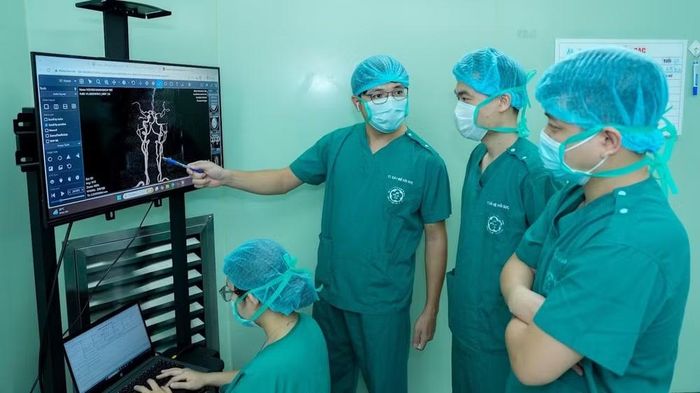 Các bác sĩ hội chẩn, đánh giá tình trạng trước khi thực hiện phẫu thuật. (Ảnh: THẾ ANH)