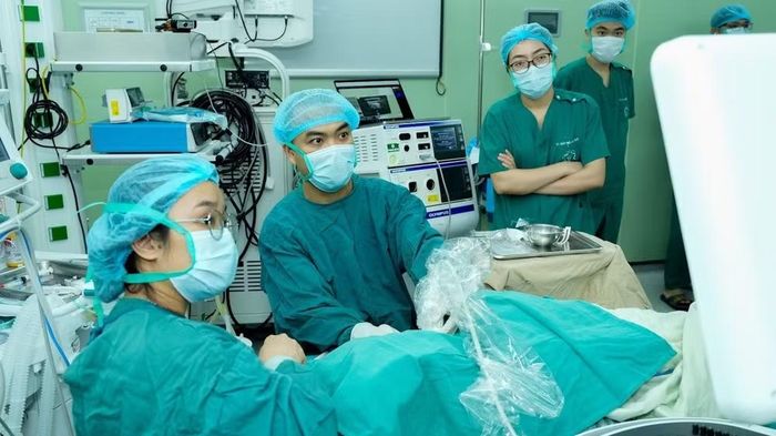 Ê-kíp Bệnh viện Bạch Mai thực hiện ca phẫu thuật hẹp động mạch cảnh. (Ảnh: THẾ ANH)