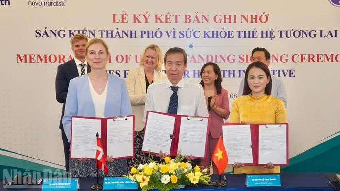 Đại diện các bên tham gia ký kết. (Ảnh: KHANG ANH)