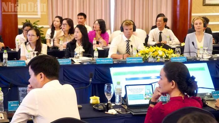 Đại biểu theo dõi các tham luận về phòng, chống bệnh béo phì ở trẻ em. (Ảnh: KHANG ANH)
