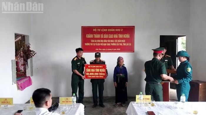 Thừa ủy quyền của Bộ Tư lệnh Quân khu 2, Bộ Chỉ huy Quân sự tỉnh trao tiền hỗ trợ và tặng quà cho gia đình. ﻿(ảnh: Thanh Sơn)