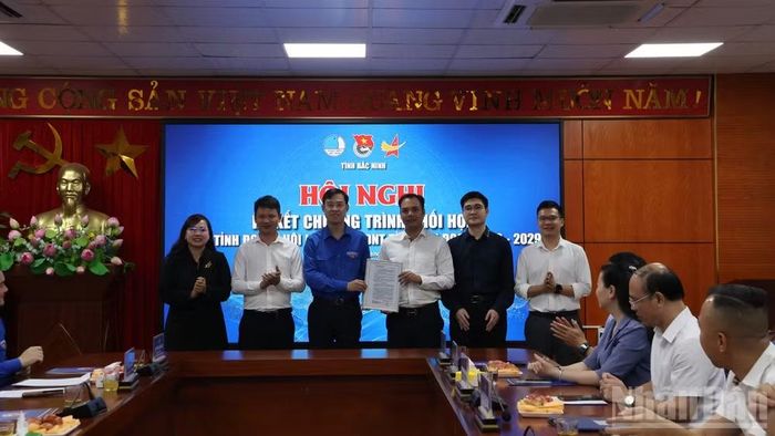 Hội Liên hiệp Thanh niên tỉnh Bắc Ninh trao Quyết định bàn giao và sáp nhập Câu lạc bộ Đầu tư và Khởi nghiệp tỉnh cho Đại diện Hội Doanh nhân trẻ tỉnh.