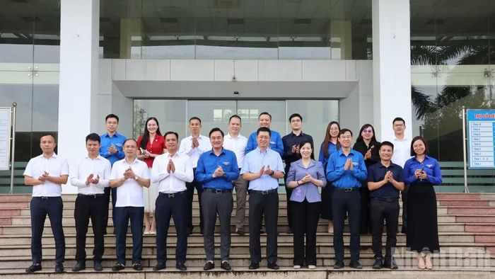 Các đại biểu chụp ảnh kỷ niệm.