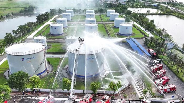 Sau gần 10 phút tổng tấn công, nhờ sự phối hợp nhịp nhàng, đám cháy lớn tại bể B16 đã bị dập tắt hoàn toàn. (Ảnh: TTH)