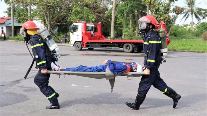 Khẩn trương đưa người bị nạn ra khỏi hiện trường. (Ảnh: TTH)