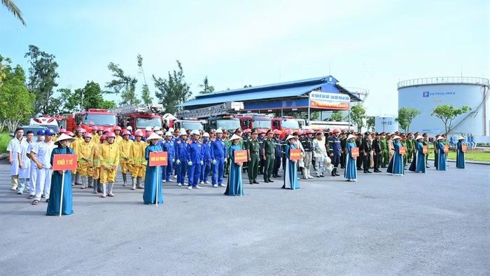 Để đối phó với đám cháy phức tạp, Công an tỉnh Nghệ An đã báo cáo Ủy ban nhân dân tỉnh huy động thêm lực lượng phối hợp liên ngành: Bộ Chỉ huy Quân sự tỉnh, Sở Y tế, Cảnh sát giao thông, Cảnh sát cơ động, cùng Đội phòng cháy, chữa cháy chuyên ngành các khu công nghiệp VSIP, WHA có mặt hỗ trợ. (Ảnh: TTH) ﻿ 