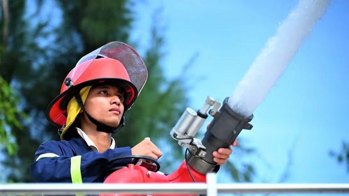 Các lực lượng, phương tiện tổng tấn công, đồng loạt triển khai từ nhiều hướng, tạo thành thế trận chữa cháy liên hoàn, từng bước bao vây, cô lập và khống chế hoàn toàn đám cháy. (Ảnh: TTH)