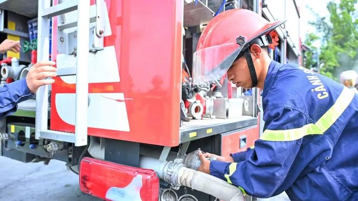  Cảnh sát phòng cháy, chữa cháy và cứu nạn﻿, cứu hộ nhanh chóng có mặt, triển khai thiết bị chữa cháy. (Ảnh: TTH) 