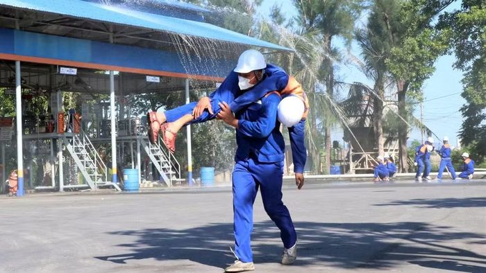 Lực lượng tại chỗ nhanh chóng tham gia dập lửa, ứng cứu người bị thương. (Ảnh: TTH)