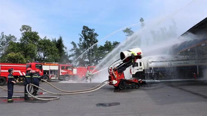 Trong quá trình di chuyển sơ tán, do hoảng loạn đã xảy ra va chạm giao thông nghiêm trọng giữa 2 xe bồn trước cổng kho. Ca-bin 2 xe bị biến dạng nặng, cửa kẹt cứng khiến 4 người bị thương mắc kẹt hoàn toàn bên trong. (Ảnh: TTH)