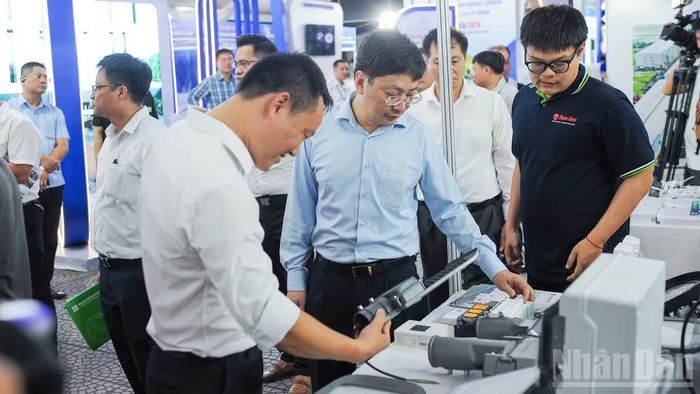 Các đại biểu tham quan hội chợ triển lãm. (Ảnh: Công Vinh)