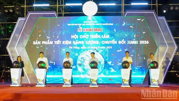 Các đại biểu thực hiện nghi thức khai mạc. (Ảnh: Công Vinh)