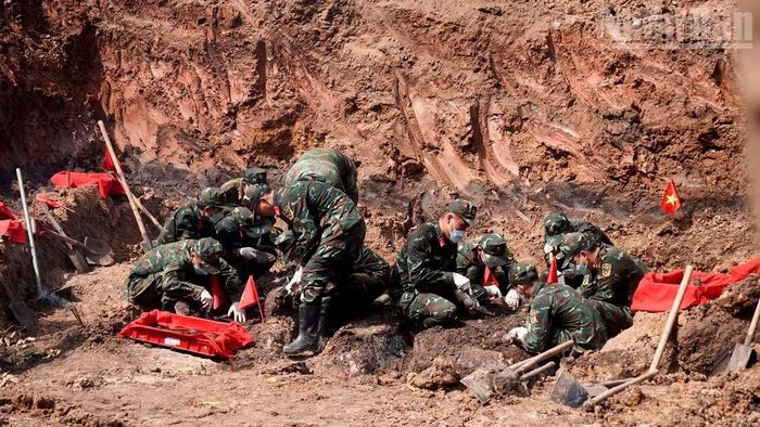 Lực lượng làm nhiệm vụ tại khu B, Công viên Lê Thị Riêng. (Ảnh: LÊ THÀNH)