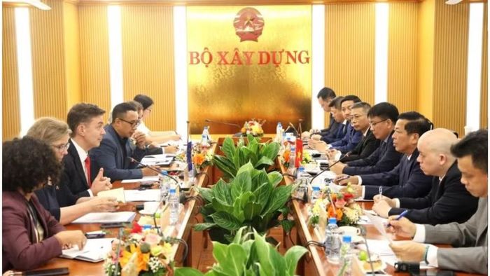 Toàn cảnh buổi làm việc giữa Bộ Xây dựng và Phái đoàn Liên minh châu Âu (EU) tại Việt Nam. (Ảnh: Cổng thông tin Bộ Xây dựng)