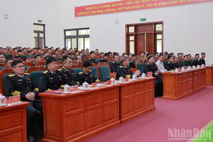 Đại biểu tham dự buổi lễ.