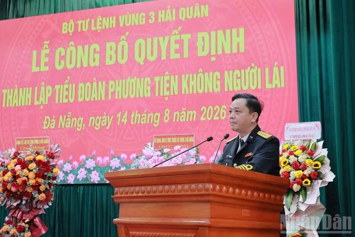 Đại tá Phạm Anh Tuấn, Tư lệnh Vùng 3 Hải quân phát biểu tại buổi lễ.
