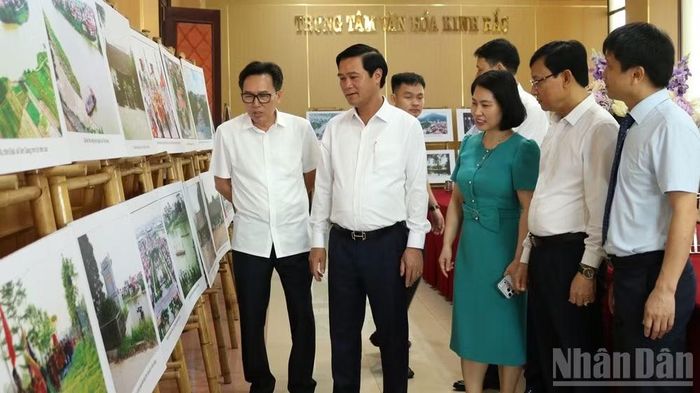 Các đại biểu tham quan Trưng bày ảnh "Phòng tuyến sông Như Nguyệt - niềm tự hào của quốc gia Đại Việt".
