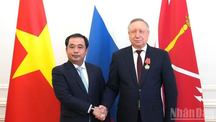 Ủy viên Bộ Chính trị, Bí thư Thành ủy Hà Nội Trần Đức Thắng và Thống đốc Saint Petersburg Alexander Beglov. (Ảnh: THANH THỂ)