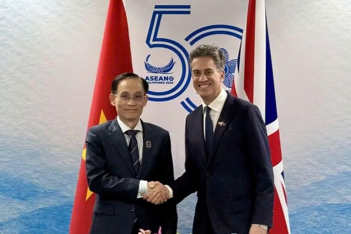 Bộ trưởng Ngoại giao Lê Hoài Trung và Ngoại trưởng Anh Ed Miliband. (Ảnh: Đại sứ quán Anh)