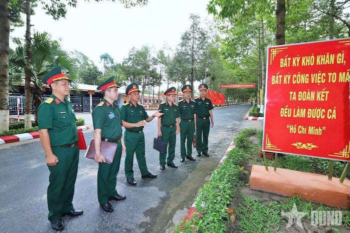 Ban giám khảo chấm thi hệ thống pa nô, biển bảng tại Trung đoàn 1 (Sư đoàn 330, Quân khu 9). 