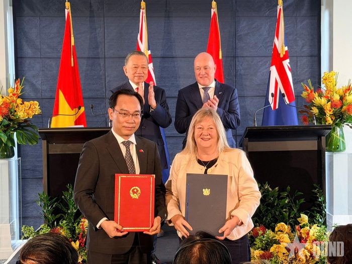 Tổng Bí thư, Chủ tịch nước Tô Lâm và Thủ tướng New Zealand Christopher Luxon chứng kiến trao văn kiện hợp tác giữa hai nước.  