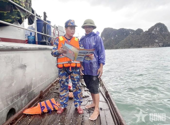 Hướng dẫn ngư dân khai thác đúng pháp luật trên vùng biển Quảng Ninh.