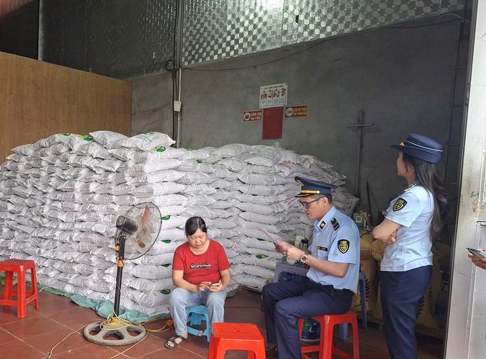 Chi cục Quản lý thị trường phát hiện hộ kinh doanh Quân Lan đang đóng gạo vào bao bì Gạo Séng Cù Mường Khương. Ảnh: dangcongsan.org.vn