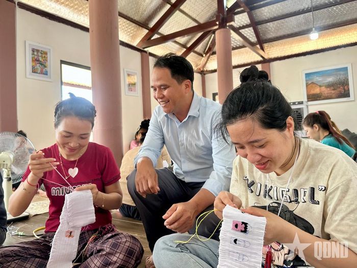Lớp học thêu dành cho cán bộ, hội viên phụ nữ thôn Làng Nủ, xã Phúc Khánh và địa bàn lân cận. Ảnh: GIA MINH