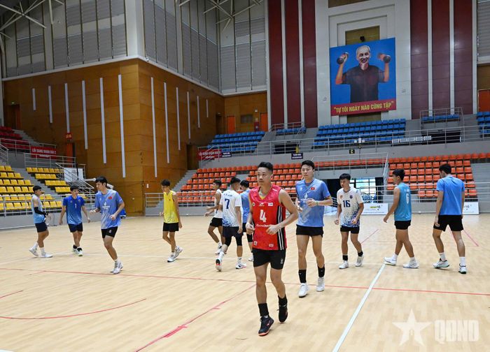 Các tuyển thủ khởi động. 