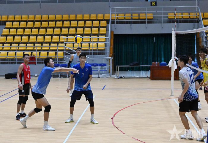  Đỡ bước 1 là bài tập được toàn đội tập trung rèn luyện. 