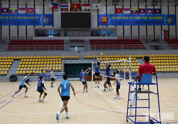  Toàn đội chia thành 2 đội đấu tập. 