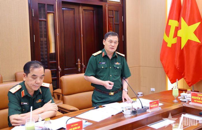 Các đại biểu đóng góp ý kiến tại buổi làm việc.