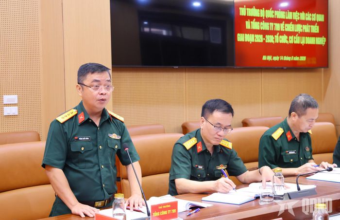 Đại tá Phùng Quốc Hùng, Chủ tịch Tổng công ty 789 trình bày báo cáo trung tâm tại buổi làm việc.