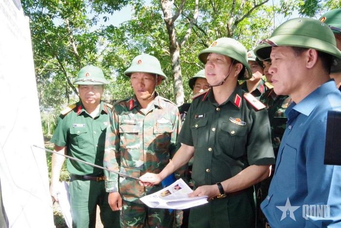Ban chỉ đạo Quân khu 4, tỉnh Quảng Trị và Sư đoàn 968 nghiên cứu, khảo sát trên bản đồ.