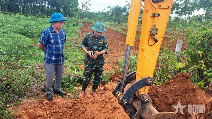 Đội Quy tập Phòng Chính trị, Sư đoàn 968 huy động phương tiện tìm kiếm hài cốt liệt sĩ tại các khu vực đã được radar xuyên đất đánh dấu.
