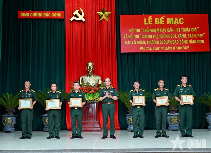 Lãnh đạo Binh chủng Đặc công trao thưởng các đơn vị đạt thành tích cao tại Hội thi “Doanh trại chính quy, xanh, sạch, đẹp”.