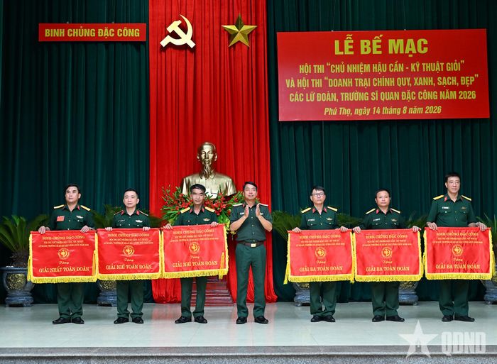 Lãnh đạo Binh chủng Đặc công trao thưởng các đơn vị đạt thành tích cao tại Hội thi “Chủ nhiệm hậu cần - kỹ thuật các lữ đoàn, Trường Sĩ quan Đặc công giỏi”.