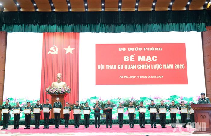 Thủ trưởng Bộ Tổng Tham mưu, Tổng cục Chính trị trao thưởng tặng các tập thể, cá nhân có thành tích xuất sắc tại hội thao.