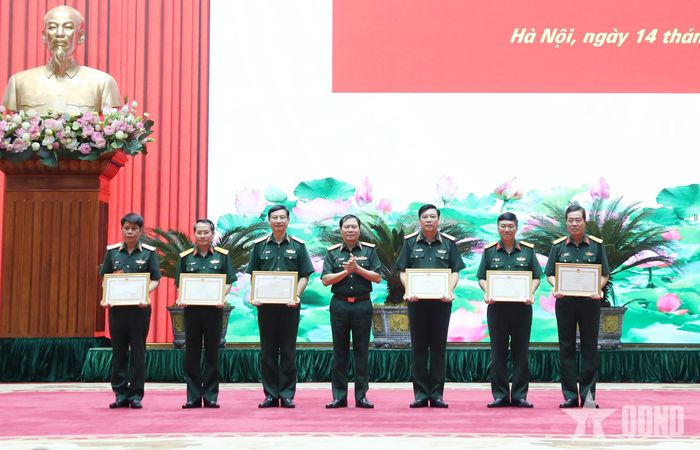  Đại tướng Nguyễn Tân Cương trao giải toàn đoàn tặng các cơ quan.