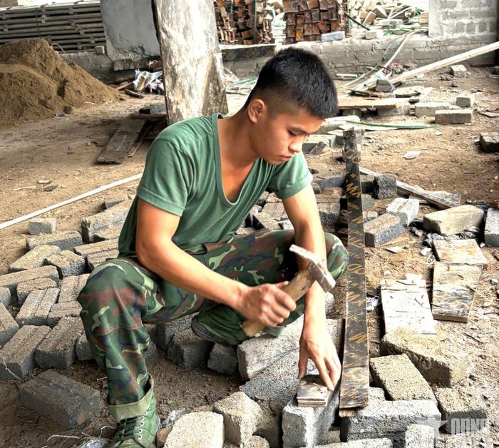 Giữa bộn bề công trường, người lính Trung đoàn 877 lặng lẽ góp sức bằng những công việc cụ thể.