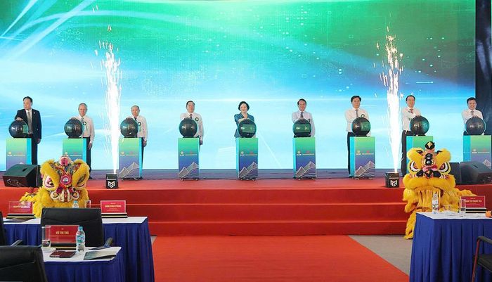 Các đại biểu thực hiện nghi thức phát lệnh khởi công các dự án. 
