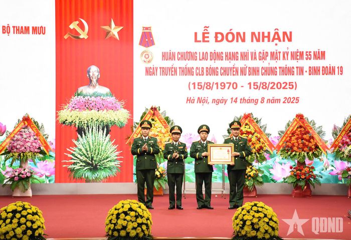 Thừa ủy quyền của Chủ tịch nước, Thiếu tướng Nguyễn Văn Trị, Chính ủy Binh chủng Thông tin Liên lạc trao Huân chương Lao động hạng Nhì cho CLB Thông tin vào ngày 14-8-2025.