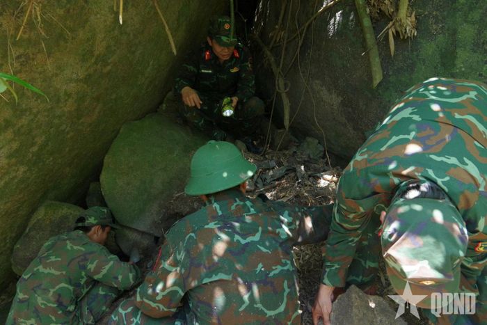 Lực lượng chức năng tiến hành rà phá bom mìn, tìm cửa hang đá trên núi Hòn Tàu (xã Duy Xuyên, TP Đà Nẵng).