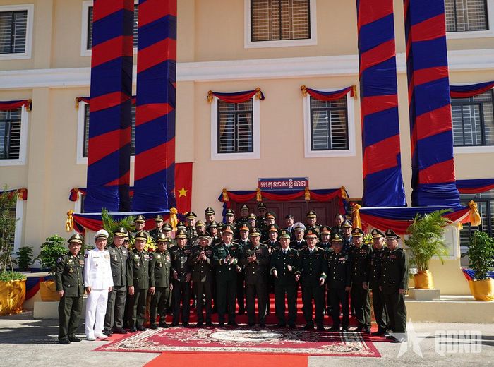 Đại biểu hai nước chụp ảnh chung. Ảnh: Bộ Quốc phòng Campuchia