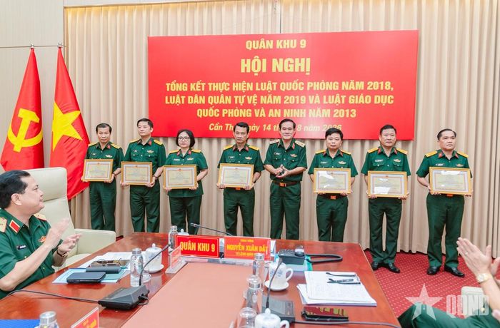 Trung tướng Nguyễn Xuân Dắt trao bằng khen tặng các cá nhân. 