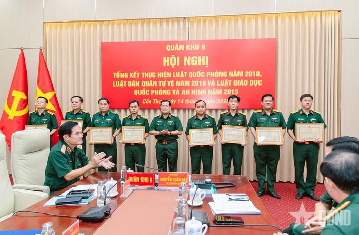 Thiếu tướng Chiêm Thống Nhất trao bằng khen tặng các tập thể.