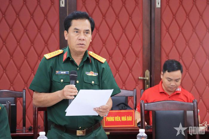 Đại tá Chau Chắc, Phó chính ủy Bộ CHQS tỉnh An Giang báo cáo tiến độ thực hiện nhiệm vụ.