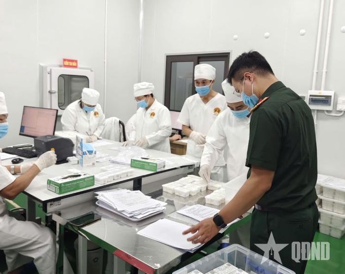 Cán bộ Bộ chỉ huy Quân sự tỉnh Điện Biên bàn giao mẫu hài cốt và hồ sơ mẫu cho Viện Pháp y Quân đội.